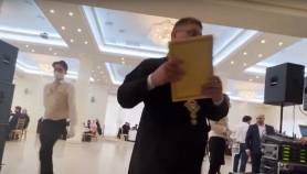 VIDEO // Zeci de preoți, în frunte cu starețul mănăstirii Căpriana, surprinși chefuind la un restaurant dintr-o suburbie a Chișinăului
